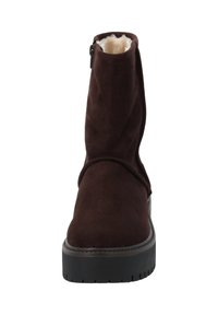 Stivaletto in suede marrone con fodera interna soffice, cerniera laterale e suola in gomma testurizzata con motivo di battistrada sportivo.