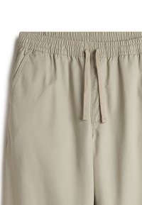 Beige šortky s elastickým pasem a šňůrkou, s bočními kapsami a hladkým, lehkým materiálem.