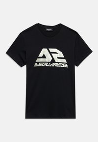 Camiseta negra de manga corta con logo plateado metálico "DSQUARED2" y gráfico estilizado "D2" en la parte delantera.