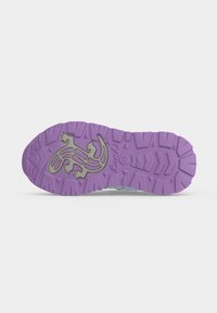 Semelle d’une chaussure d’enfant violette avec un motif de lézard gris et une semelle texturée pour l’adhérence, taille 25 marquée sur la semelle.