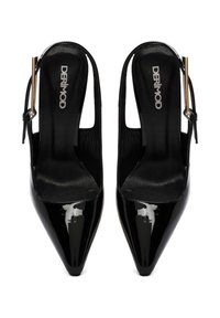 Scarpe slingback con tacco alto in vernice nera, con punte appuntite, caratterizzate da una superficie lucida e un accento dorato sul tacco.