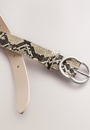 Cinturón con estampado de serpiente y superficie texturizada, presenta un patrón en negro y crema. Incluye una hebilla circular plateada y respaldo de cuero.