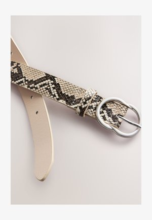 Kígyómintás öv texturált felülettel, fekete és krémszínű mintázattal. Ezüstszínű, kör alakú csattal és bőrhátlappal ellátva.