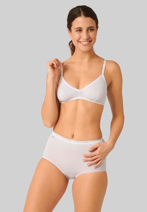 Set di reggiseno e slip in cotone bianco con vita alta. Il reggiseno ha spalline regolabili e una finitura liscia. Lo slip presenta un delicato bordo in pizzo.