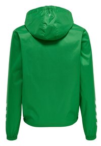 Veste imperméable verte, à capuche avec élastique, texture lisse. Présente des rayures blanches sur les manches et un design à enfiler.