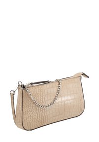 Borsa a tracolla beige con motivo coccodrillo, con catena e zip in argento, di forma rettangolare, piccola e alla moda, adatta per essere portata a spalla o a mano.