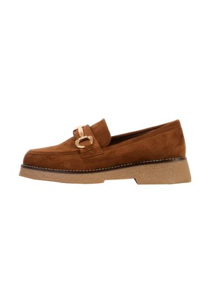Mocassin en daim marron avec semelle beige épaisse et détail boucle dorée sur le dessus, semelle intermédiaire cousue, style slip-on.