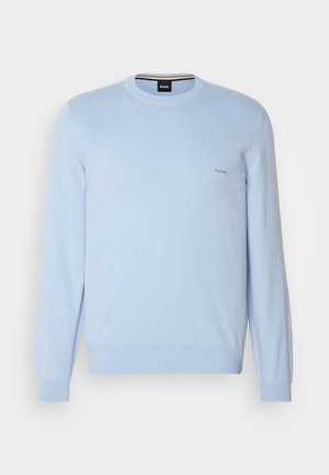 Maglione lavorato a maglia azzurro chiaro con maniche lunghe, colletto rotondo e polsini a coste. Presenta il logo "BOSS" ricamato sul petto.