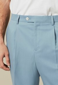 Next RELAXED FIT MOTIONFLEX - Anzughose - light blue