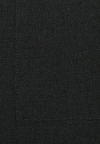 Tissu noir avec une texture lisse, présentant un motif sombre subtil. Comprend un petit détail de poche, des bords surpiqués et un ombrage uniforme.