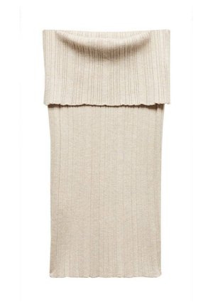 Robe midi en tricot beige avec une texture côtelée. Présente un large col rabattu et une silhouette ajustée. Matériau doux et extensible pour le confort.