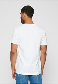 Mister Tee SKULL HEART - Print T-shirt - white