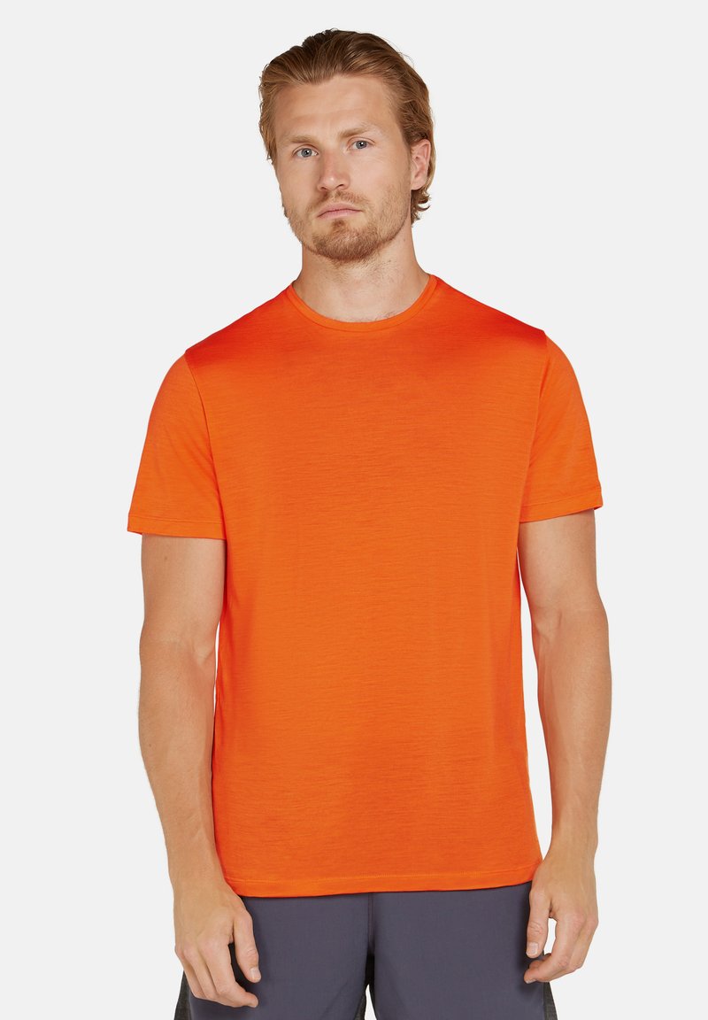 Herre kortærmet t-shirt i klar orange, lavet af letvægtigt stof, med rund halsudskæring og en let struktureret overflade.