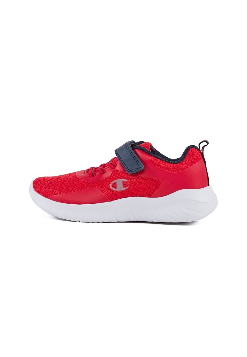 Baskets de sport rouges avec une tige texturée, une sangle bleue marine ajustable et une semelle blanche. Comprend un logo sur le côté et une languette au talon.