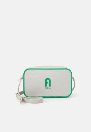 Borsa rettangolare grigia con rifiniture verdi e logo, realizzata in materiale texturizzato. Presenta una chiusura con zip e una tracolla staccabile.