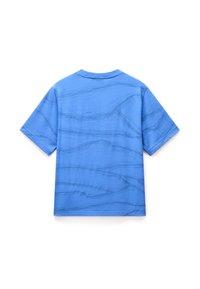 T-shirt blu corto con maniche a sbuffo caratterizzato da un motivo a onde testurizzato, scollatura rotonda e finitura di tessuto liscia. Vista posteriore mostrata.