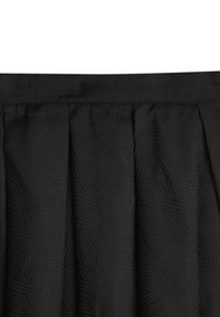 Czarna plisowana spódnica z teksturowanym geometrycznym wzorem, wykonana z gładkiej tkaniny. Posiada dopasowany pas, zapewniający wygodne noszenie.