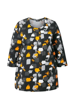 Schwarzes Langarmshirt mit rundem Halsausschnitt, das auf dem Stoff abstrakte Blöcke in Orange, Weiß und Grau zeigt.