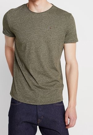 Camiseta de manga corta en verde oliva con tejido texturizado, presenta un cuello redondo y un pequeño detalle de logo en el pecho. Acabado suave.