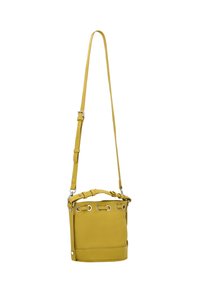 Gul læder crossbody taske med snøre-top, sølv hardware detaljer og justerbar strop. Glat tekstur, rektangulær form.
