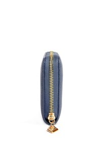 Portafoglio in pelle blu navy con finitura testurizzata, dotato di una cerniera dorata e di un accentuato tirazip quadrato. Design slim ideale per la conservazione.