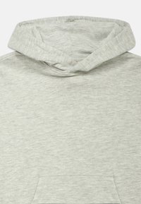 Sweatshirt cinza feito de um tecido suave e texturizado. Possui capuz com cordão e bolso canguru na parte da frente. Design simples e sem adornos.