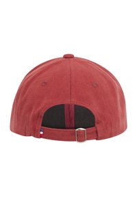 Casquette en velours côtelé rouge à forme arrondie, avec un panneau en maille noire à l'arrière et une sangle réglable avec une boucle en métal.