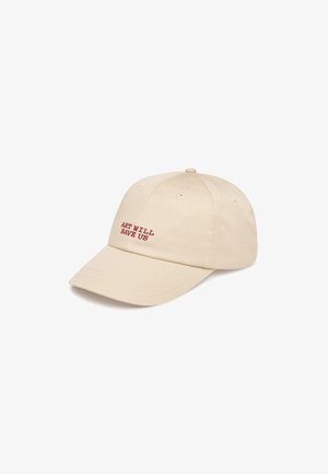 Casquette beige en coton avec une visière courbée. Elle présente un texte rouge brodé "L'ART NOUS SAUVERA" à l'avant. Design à six panneaux avec œillets.