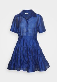 Robe bleue à manches courtes avec col, ouverture boutonnée sur le devant, taille froncée et jupe à volants superposés en tissu léger et légèrement transparent.