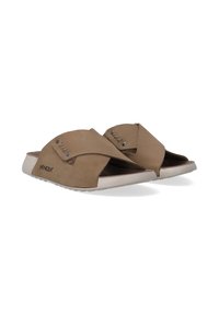 Bruine suède instap sandalen met een kruisbandontwerp, open teen en witte rubberen zool. Kenmerken zilverkleurige accenten en geperst logo.