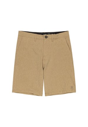 Shorts beiges en tissu texturé, dotés de poches avant, d'une fermeture à bouton et d'un logo de la marque sur l'ourlet gauche.