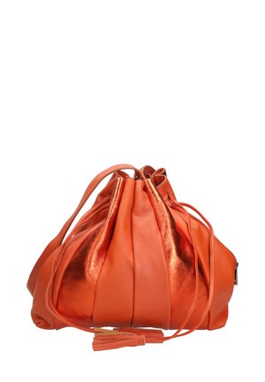 Oranje leren trekkoord tas met een glanzend bronzen accent, verzamelde bovenkant en platte basis. Beschikt over een zachte textuur en lange straps.