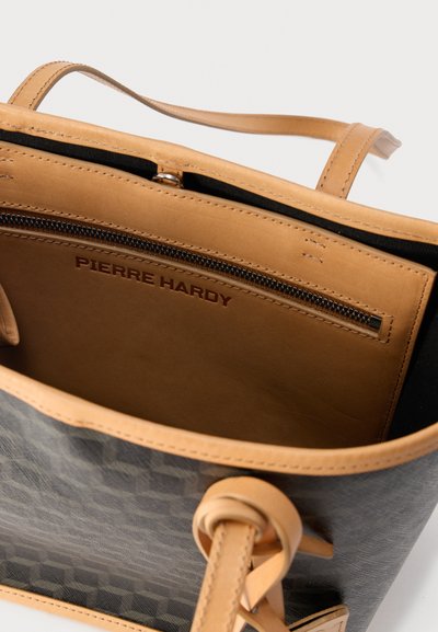 Ανοιχτή τσάντα σε ταμπά και γκρι με εσωτερική τσέπη με φερμουάρ και ανάγλυφο λογότυπο "Pierre Hardy" στο εσωτερικό.