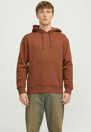 Brown hooded sweatshirt made of a smooth fabric, featuring a front pocket, drawstrings, and ribbed cuffs, paired with light jeans.