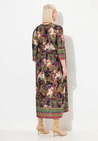 Maxikleid aus leichtem Stoff mit einem lebhaften Paisleymuster und mehrfarbigen Akzenten, elastischem Bund und drei Viertel Ärmeln.