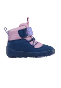 Kinderschoenen met een roze en marineblauwe ontwerp, gemaakt van synthetische materialen, met een klittenbandsluiting en een gestructureerde rubberen zool.