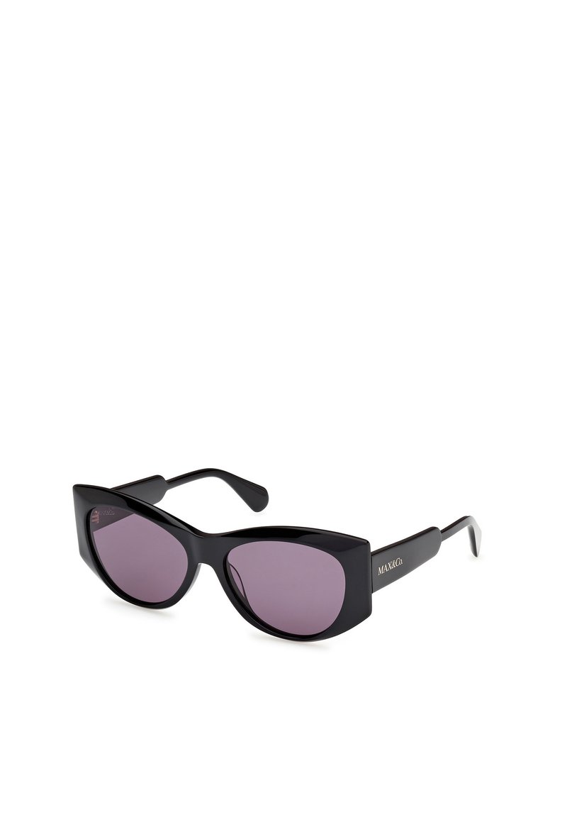 Gafas de sol de ojo de gato negras con lentes tintados en púrpura, fabricadas en plástico brillante. Presentan un marco ancho y un acento de marca en las patillas.