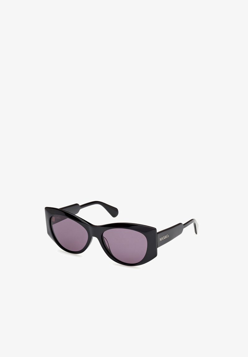 Gafas de sol de ojo de gato negras con lentes tintados en púrpura, fabricadas en plástico brillante. Presentan un marco ancho y un acento de marca en las patillas.