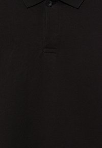 Schwarzes Poloshirt mit klassischem Design, aus strukturiertem Stoff gefertigt, mit einer Zwei-Knopf-Leiste und einem Kragen. Einfach und vielseitig.