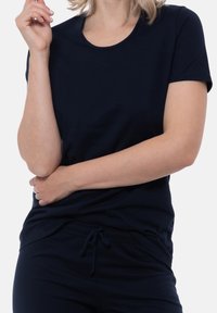 Mörkblå bomull T-shirt med korta ärmar, rund halsringning och avslappnad passform, tillsammans med matchande byxor med elastisk midja.