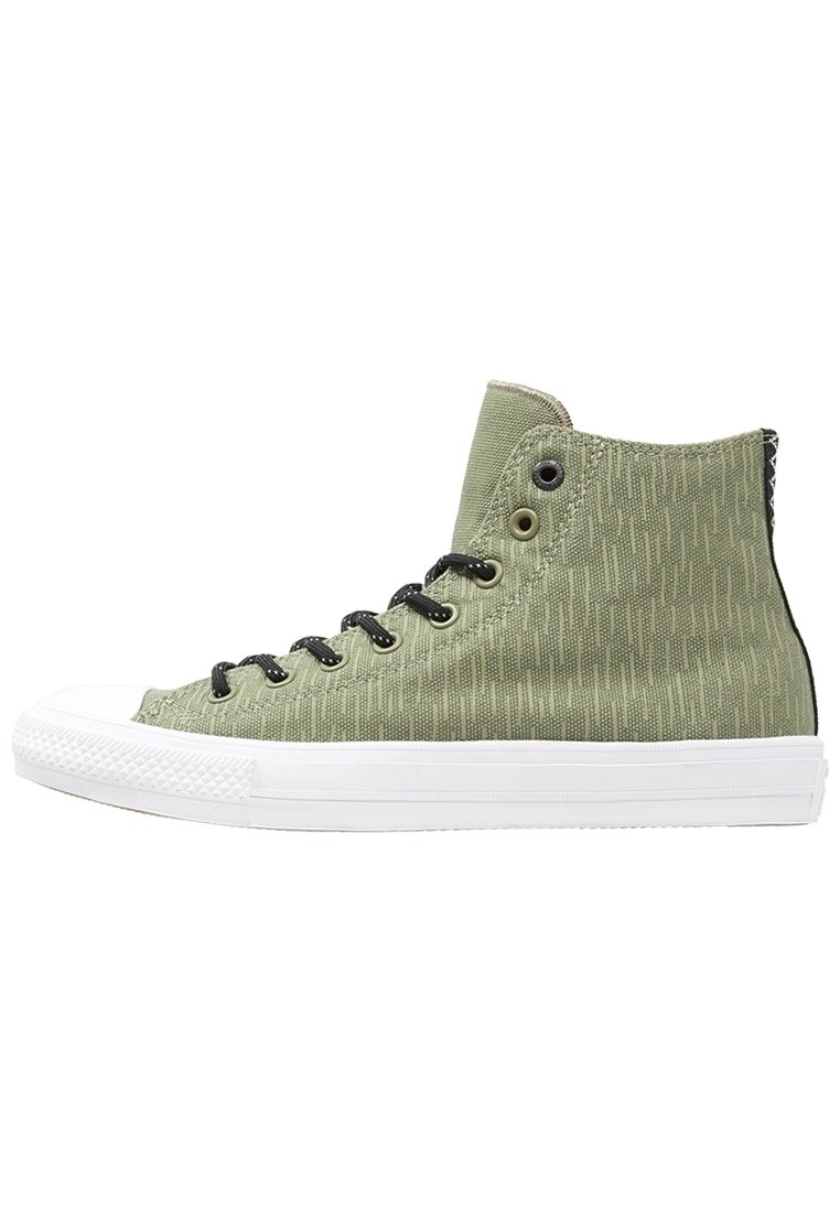 Sneaker alte in tela verde oliva con un motivo testurizzato, lacci neri, suola in gomma bianca e dettagli neri sul retro.