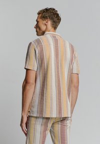 Korte mouwen shirt met verticale strepen in beige, roest en geel. Gestructureerde stof met een kraag en een rugpandontwerp.