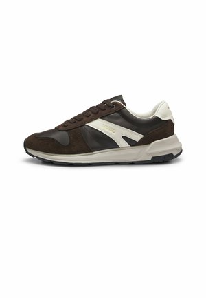 Sneaker basse color marrone scuro e crema con pannelli in camoscio e pelle, design con lacci e testo marchiato "Hugo" sul lato.