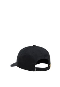 Gorra de béisbol negra con visera curvada, correa ajustable y una pequeña etiqueta de marca en el costado. Tela suave con un patrón sólido.