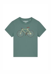 Groene T-shirt met een gedrukt illustratie van een gele fiets met bruine accenten. Korte mouwen en ronde hals. Zacht katoenen materiaal.