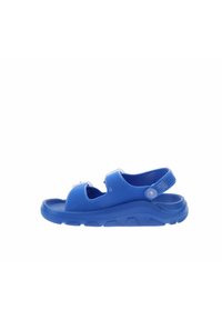 Sandalia azul hecha de plástico texturizado, con dos correas ajustables, punta redondeada y una suela acolchada con patrones de agarre.
