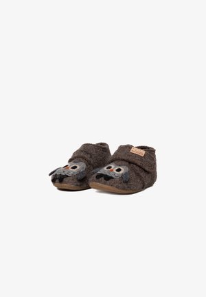 Chaussons bébé doux marron avec dessins de chouettes sur les orteils et sangles réglables, présentés sur fond blanc.