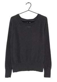 Pull en maille gris foncé à manches longues avec un col rond suspendu sur un cintre noir contre un fond blanc.