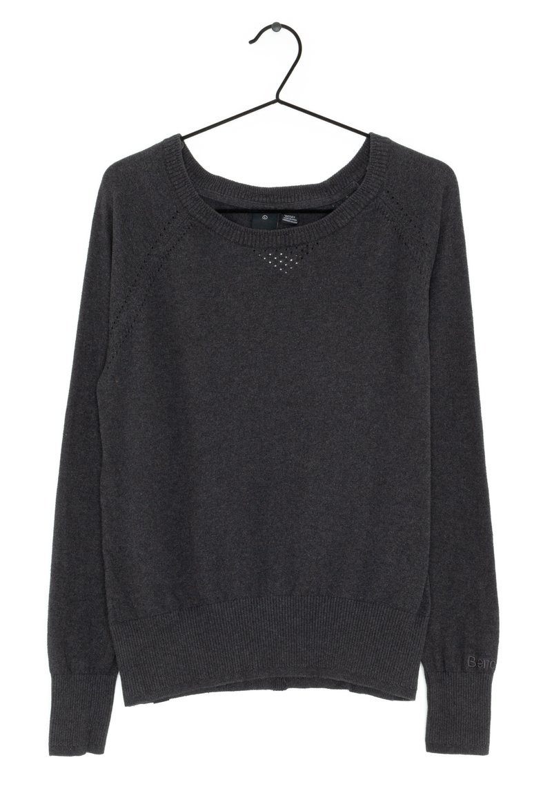 Pull en maille gris foncé à manches longues avec un col rond suspendu sur un cintre noir contre un fond blanc.