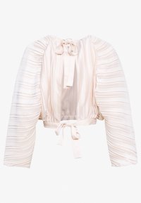 Ljusrosa kort blus med texturerade horisontella ränder, långa puffärmar och snörningar bak och vid midjan för justerbar passform.